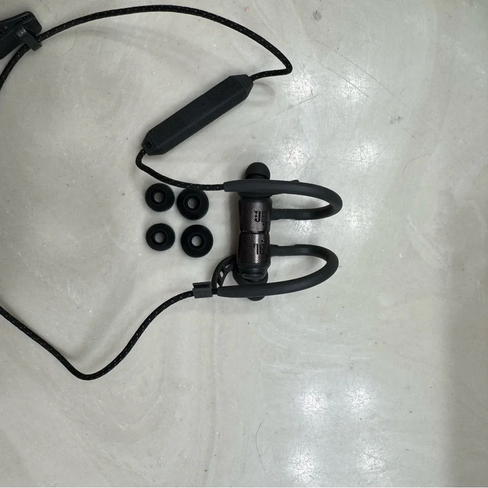 Under Armour Sport Wireless Pivot Earbuds - Black